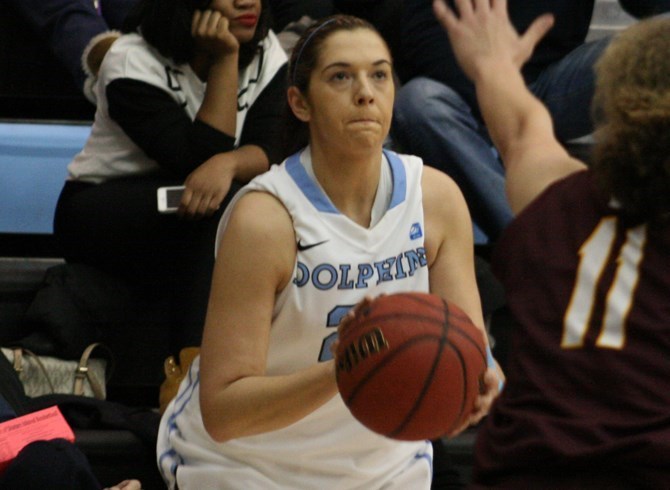 DOLPHINS DUMPED BY HUNTER IN CUNYAC PLAY, 79-76